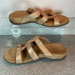 Vionic rose gold size 6 sandals. All 3 straps are adjustable hook & loop.‎ Box 9